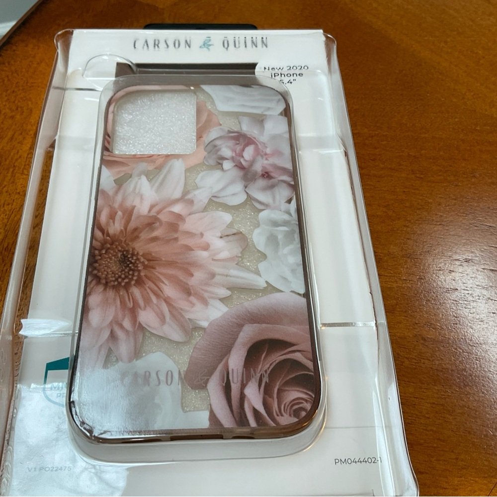 Carson & Quinn Floral iPhone  7 Pro Case  NWT - Pink and White
